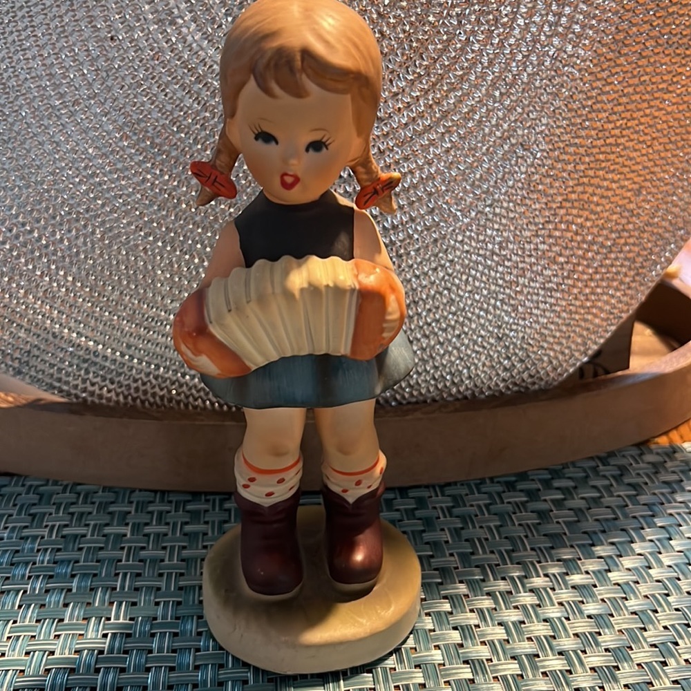 Vintage Hummel-like porcelain figures of boy and girl with musical instruments - Picture 2 of 5
